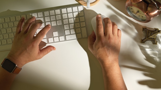 Photo top view of male hands working with computer device