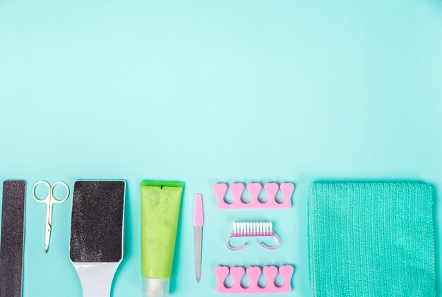 Photo top view of manicure and pedicure equipment on blue background. still life. copy space