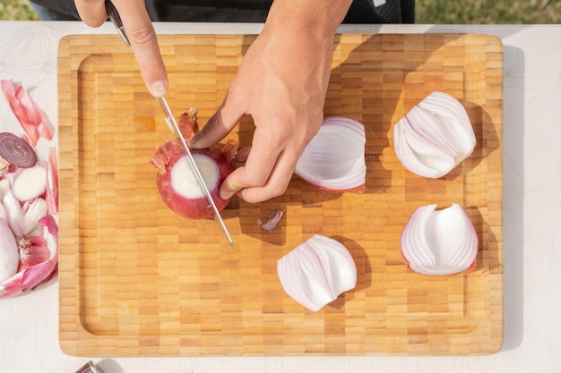 Photo top view of a person chopping onions with a knife