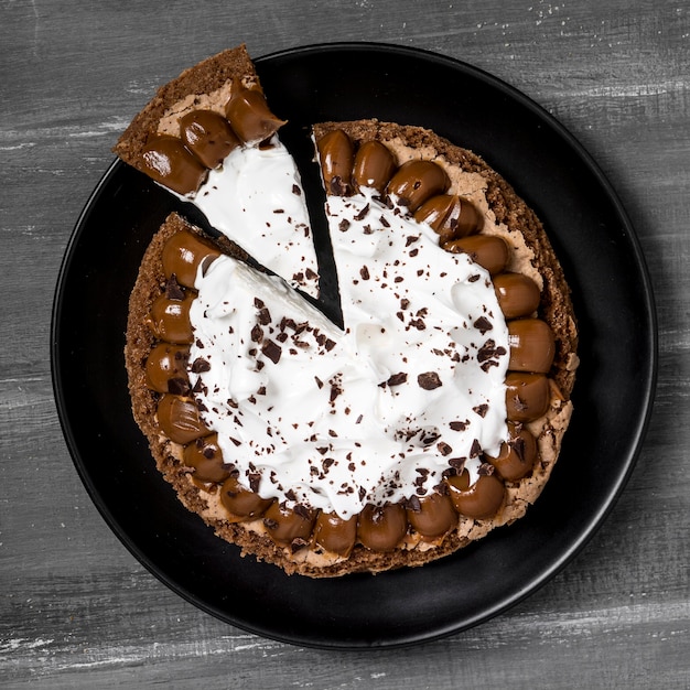 Photo top view of plate with cake and slice