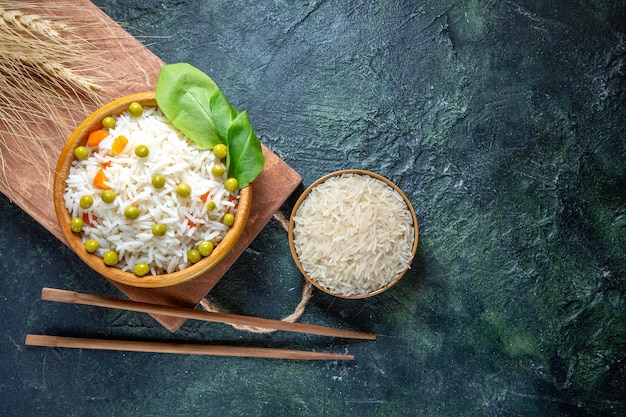 Photo top view tasty boiled rice with green beans inside plate on dark desk