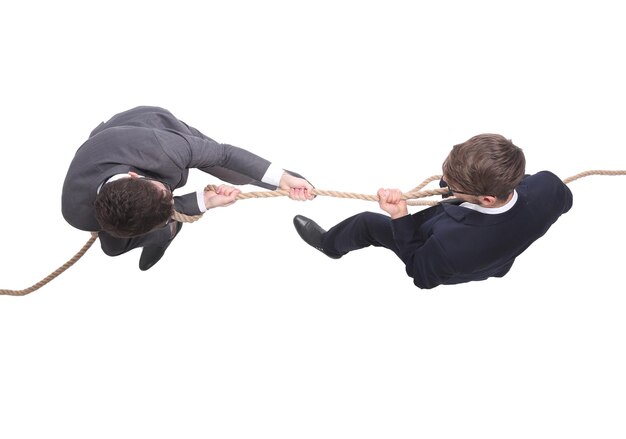 Photo top view two young businessmen pulling the rope