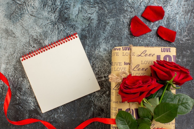 Photo top view valentines day presents with red roses on a gray background couple marriage love holiday heart feelings