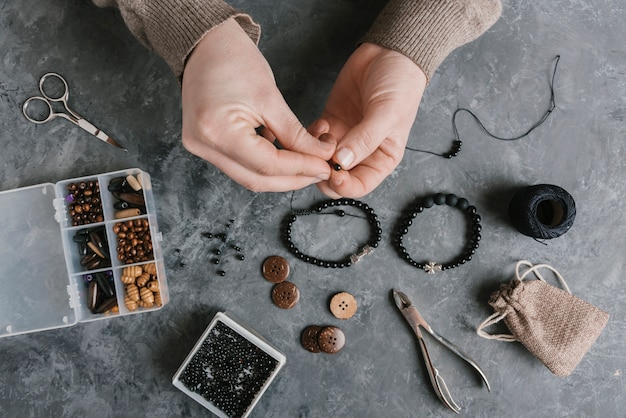 Photo top view of woman making accessories