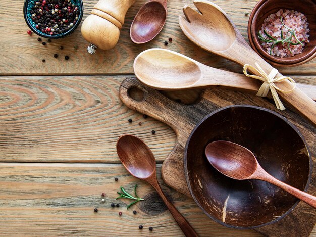 Photo top view on a wooden cutlery kitchen ware on a wooden background flat lay