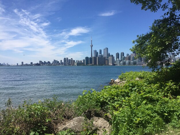 Photo toronto sky line with lake against sky