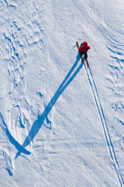 Photo the tourist moves on skis on the north pole in the winter is removed from the copter from above