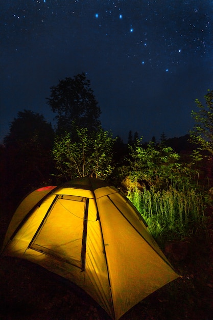 Photo tourist tent under starry sky and constellation ursa major. some noise from high iso exists