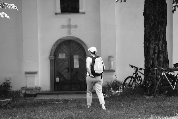 Photo a tourist visits the area around the greek catholic church in opienka in the bieszczady mountains