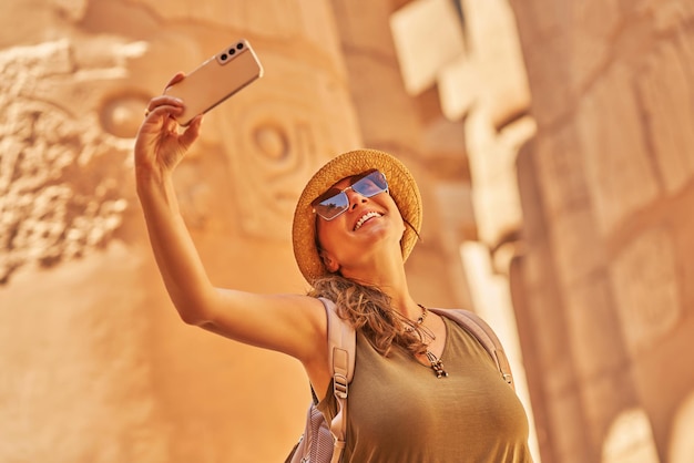 Photo tourist woman in karnak temple in luxor egypt