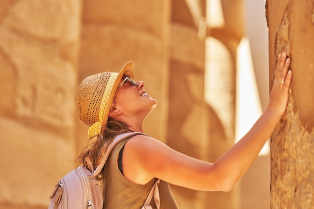 Photo tourist woman in karnak temple in luxor egypt