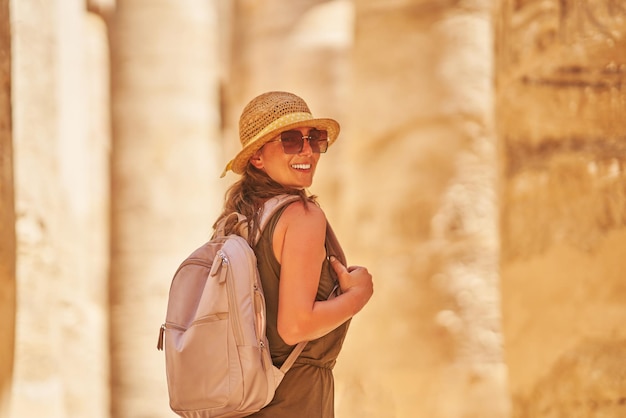 Photo tourist woman in karnak temple in luxor egypt