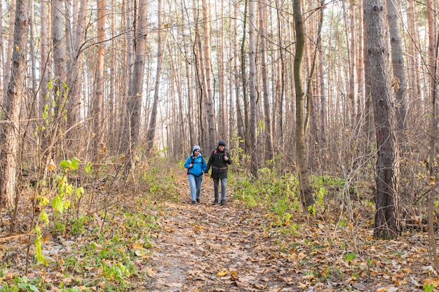 Photo tourists couple in autumn forest.