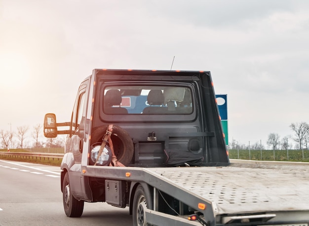 Photo a tow truck on the public road