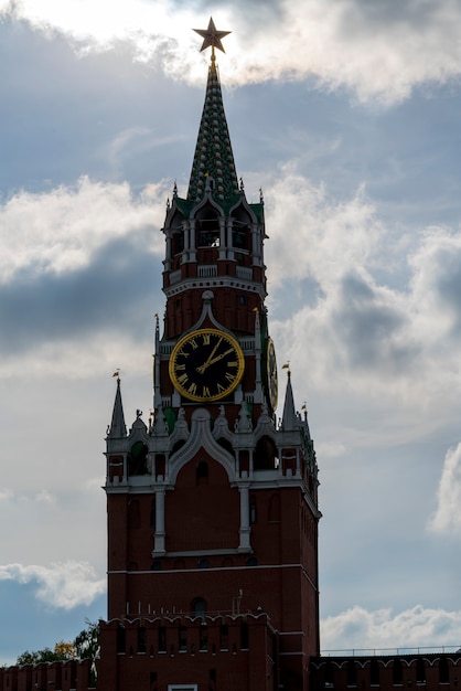 Photo tower clock in the moscow kremlin. the old tower of the moscow kremlin.