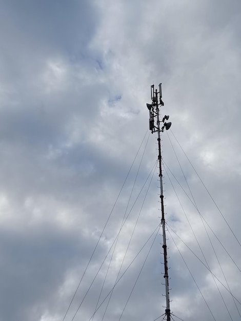 Photo a tower with a phone on it and a sky background