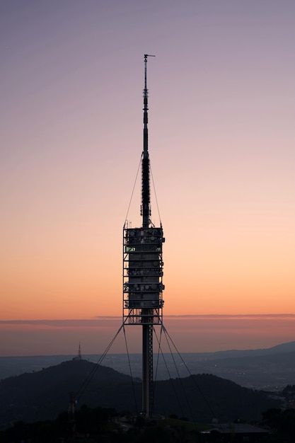 Photo a tower with a sign that says tel aviv on it