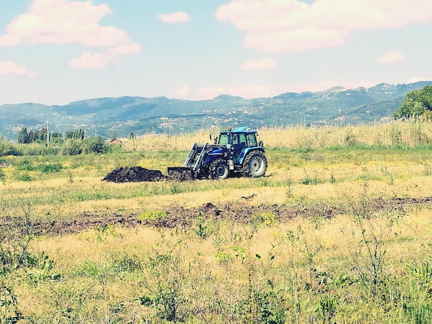 Photo tractor on field against sky