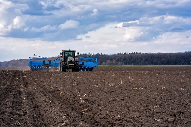 Tractor with aggregate working the soil