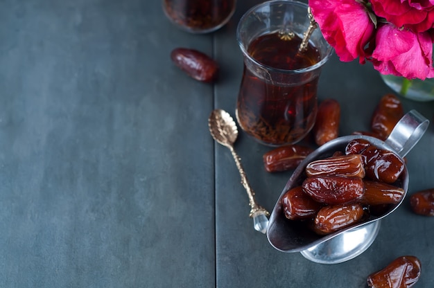 Photo traditional arabic tea and dry dates.