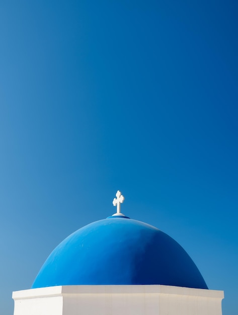 Photo traditional blue domeshaped roof in the village of oia santorini greece traditional architecture photo as wallpaper