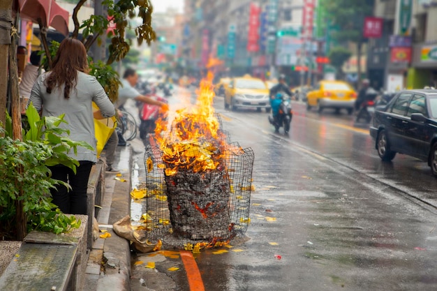 Traditional Chinese religious customs Chinese Ghost Festival burning paper money