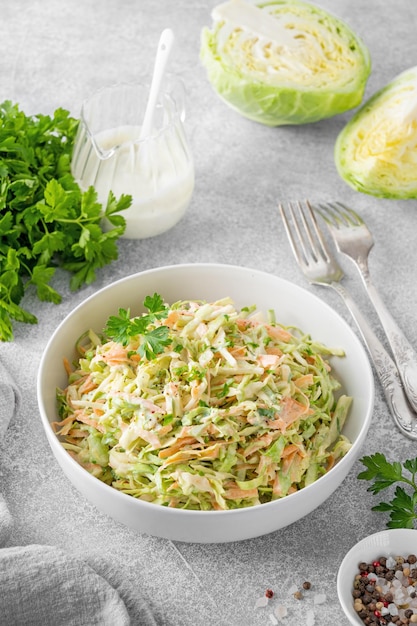 Photo traditional cole slaw salad in a bowl salad with cabbage carrot and mayonnaise sauce copy space