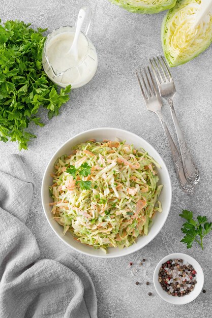 Photo traditional cole slaw salad in a bowl salad with cabbage carrot and mayonnaise sauce top view