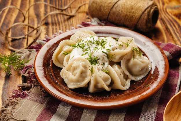 Photo traditional dumplings and dumplings made from dough with meat filling