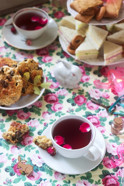 Photo traditional english tea party in a fabulous decoration. rustic style.