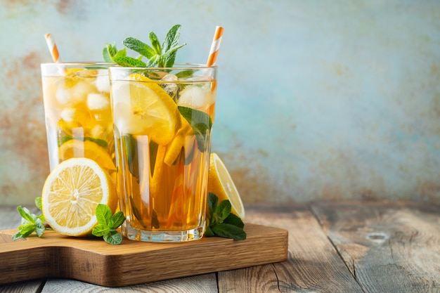 Traditional iced tea with lemon and ice.