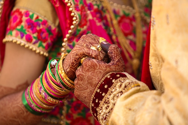 Photo traditional indian wedding ceremony, groom holding hand in bride hand