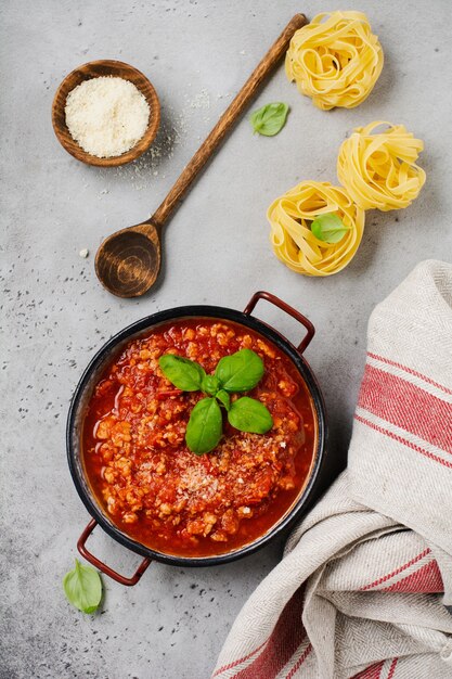 Photo traditional italian bolognese sauce in saucepot an old dark wooden surface