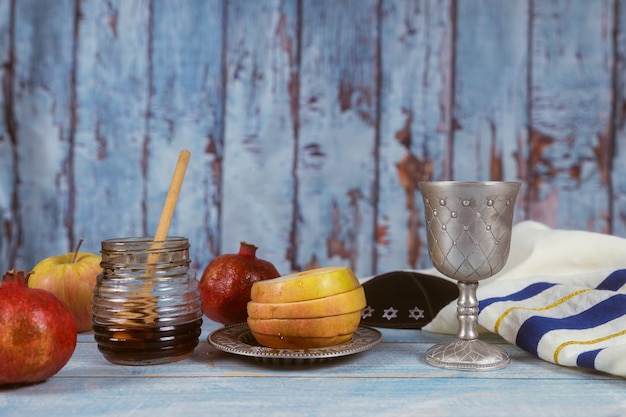 Photo traditional jewish food and elements