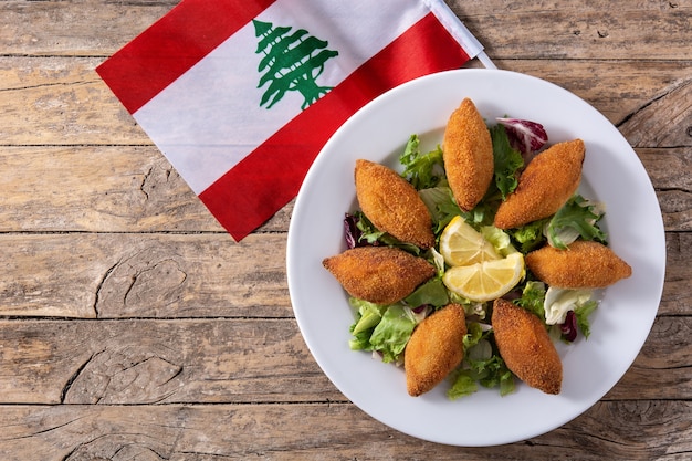 Photo traditional lebanese kibbeh on wooden table