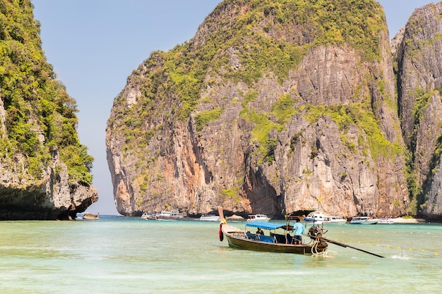 Photo traditional longtail boat in bay on phi phi island krabithailand beach phuket