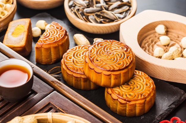 Photo traditional mooncakes on table setting with teacup.