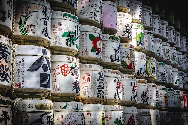 A traditional sake bucket used for wrapping with straw Set up on the way.