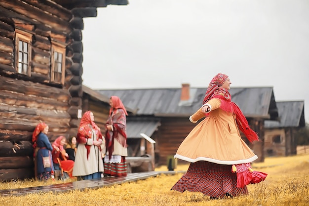 Photo traditional slavic rituals in the rustic style. outdoor in summer. slavic village farm. peasants in elegant robes.