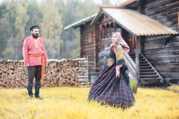 Photo traditional slavic rituals in the rustic style. outdoor in summer. slavic village farm. peasants in elegant robes.