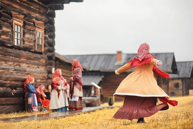 Photo traditional slavic rituals in the rustic style. outdoor in summer. slavic village farm. peasants in elegant robes.