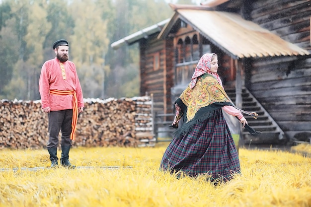 Photo traditional slavic rituals in the rustic style. outdoor in summer. slavic village farm. peasants in elegant robes.