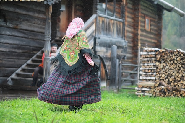 Photo traditional slavic rituals in the rustic style. outdoor in summer. slavic village farm. peasants in elegant robes.