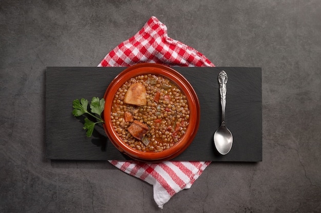 Photo traditional spanish dish of lentil stew with chorizo and potatoes