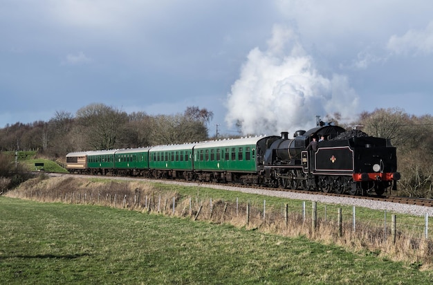 Photo train on railroad track against sky