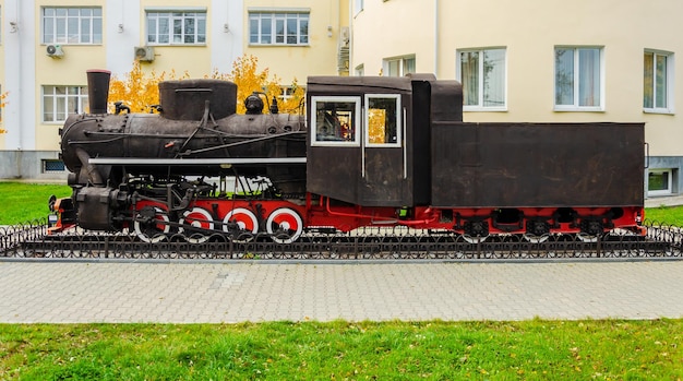 Photo a train on the tracks with the word steam on it