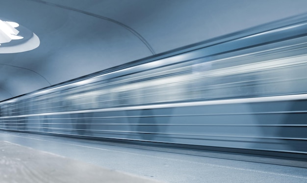 A train in a tunnel with the word metro on the side