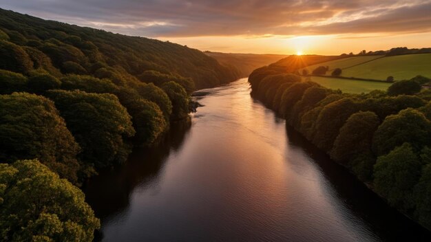 Photo tranquil river at sunset surrounded by lush greenery