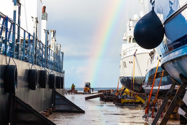 Transportation of yachts and small vessels across the ocean using a heavy vessel