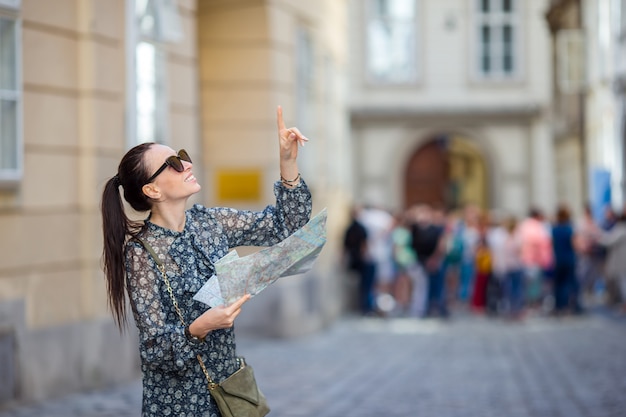 Photo travel tourist girl with map in vienna outdoors during holidays in europe.